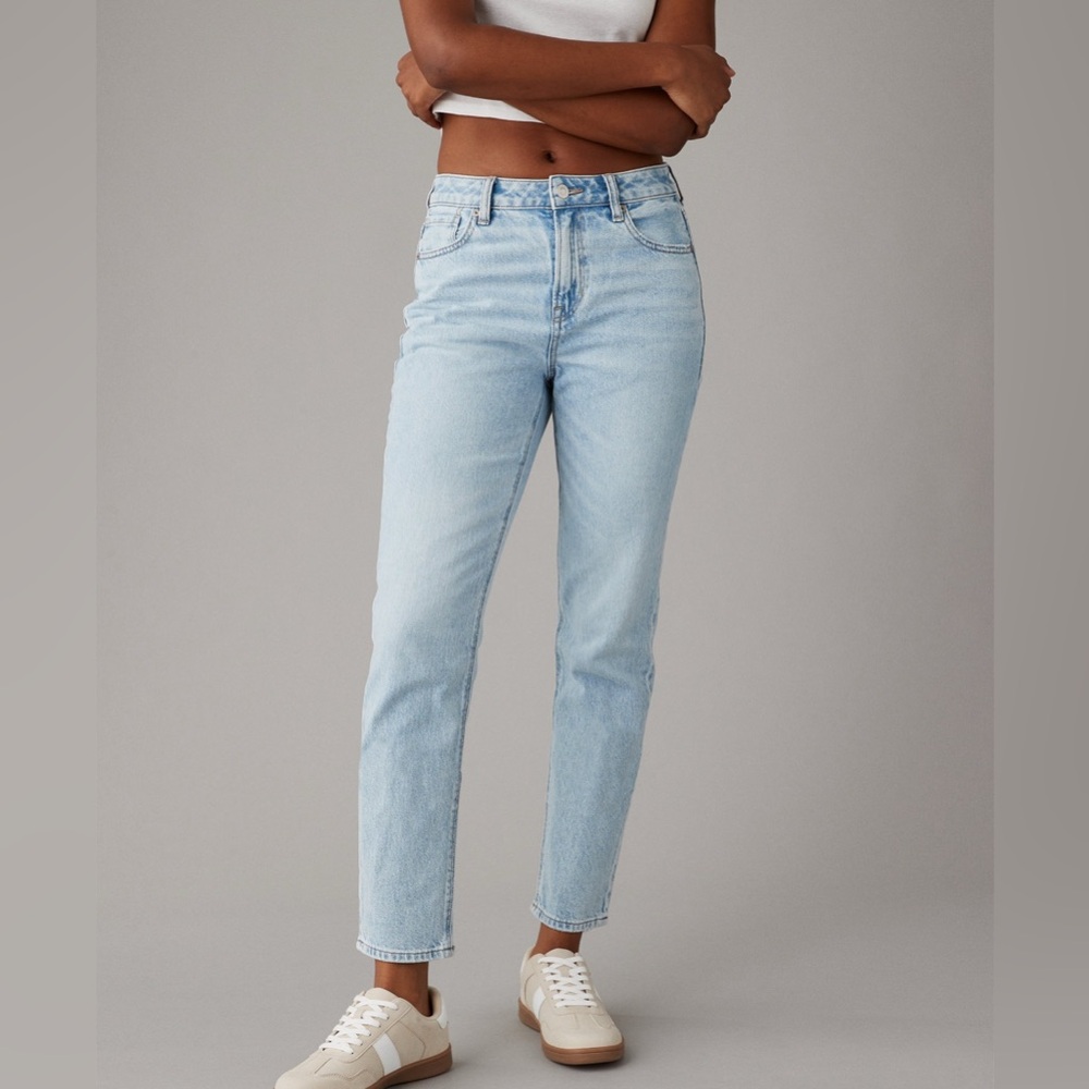 Strigid Mom Jeans from American Eagle in Blue Breeze